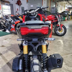 R&amp-G Honda ADV 150 plate bracket (LP0302BK)