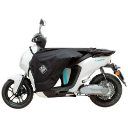 Tucano Urbano Termoscud EASY E19 apron for scooter with flat floor