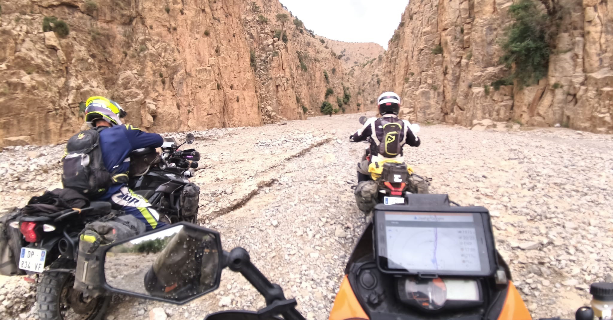 Voyage moto sur les pistes du Sud du Maroc avec les copains (EP1)