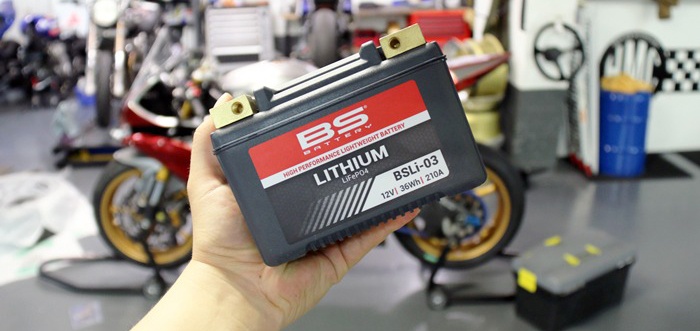 Quels sont les avantages et inconvénients des batteries lithium moto ?