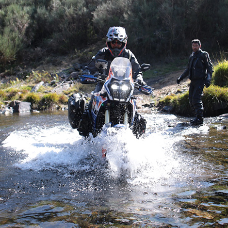 PASSAGE À GUÉ À MOTO : COMMENT FRANCHIR UN GUÉ ET QUE FAIRE SI MON VÉHICULE A PRIS L'EAU ?
