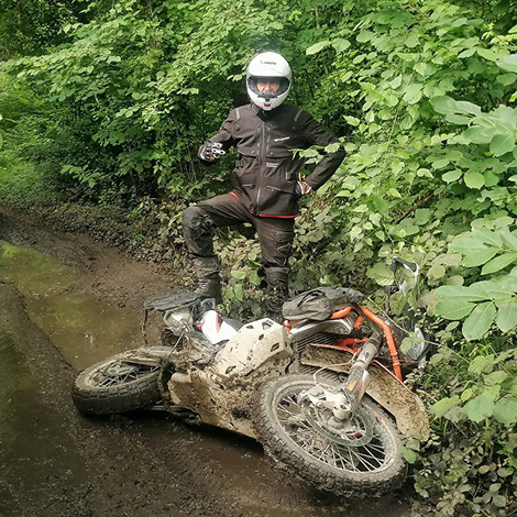 Quels équipements pour protéger sa moto en sortie offroad ?