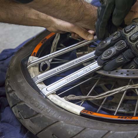 Comment choisir son démonte-pneu moto ? Tutoriel pour changer un pneu chez soi