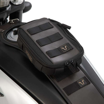 Kit sangle de réservoir + sacoche SW-Motech LEGEND GEAR LA2 Triumph 865cc 04- Kit sangle de réservoir + sacoche SW-Motech LEGEND GEAR LA2 Triumph 865cc 04-