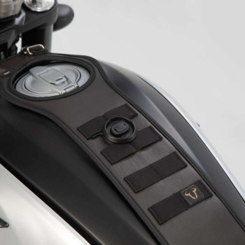 Kit sangle de réservoir + sacoche SW-Motech LEGEND GEAR LA2 Triumph 865cc 04- Kit sangle de réservoir + sacoche SW-Motech LEGEND GEAR LA2 Triumph 865cc 04-