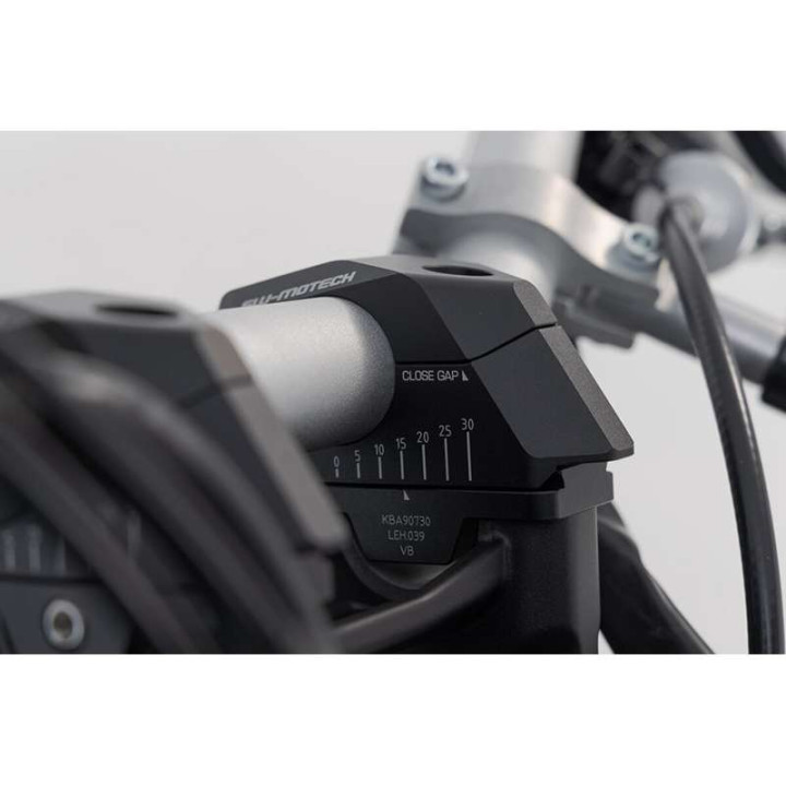 Rehausseur universel avec déport réglable pour guidon 28 mm SW-Motech