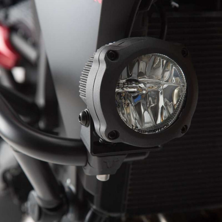 Fixations universelles SW-Motech pour feux additionnels sur crash bar