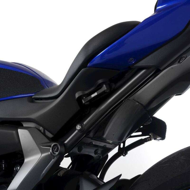 Cache-orifices de repose-pieds R&G (BLP0122BK) YAMAHA R7 22-